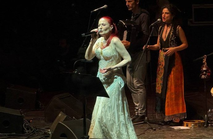 Candan Erçetin ve Barcelona Gipsy Klezmer Bursa’da aynı sahnedeydi