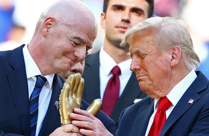 Trump’ın beklemediği protesto: Podyuma çıktı, yuhalandı