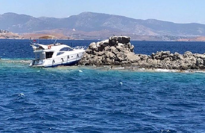 Bodrum Aspat’ta motoryat kayalıklara çarptı