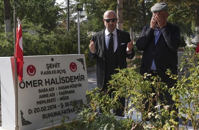 Zekai Aksakallı şehit Ömer Halisdemir’in mezarını ziyaret etti