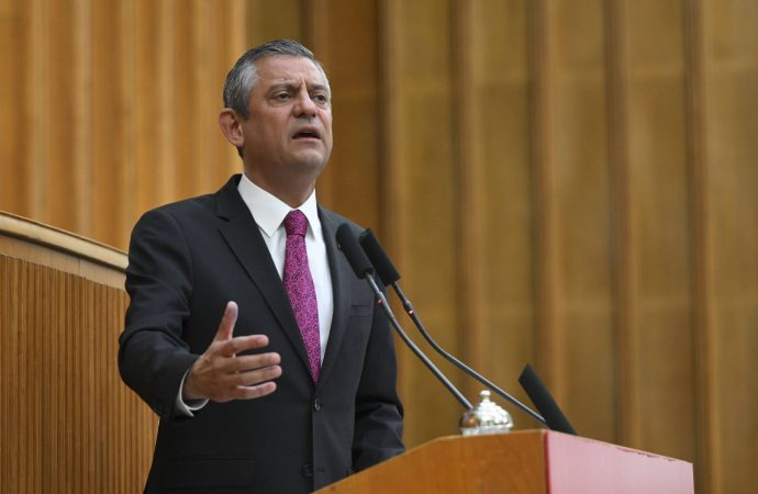 İBB Meclisi’nde Özgür Özel tartışması: Troller iftira atsın, o sussun, öyle mi?