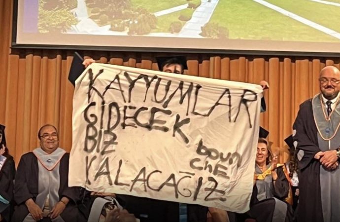 Boğaziçi Üniversitesi’nde mezuniyette pankart açan gencin yüksek lisansı iptal edildi