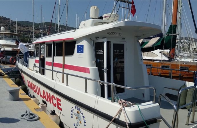 Gezi teknesinde düşüp yaralandı, deniz ambulansıyla tahliye edildi