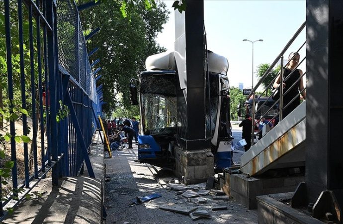 Belediye otobüsünün karıştığı zincirleme kazada 20 yaralı
