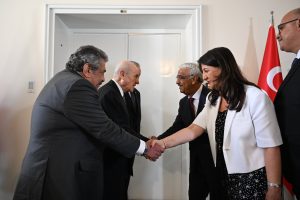 Bahçeli İmralı heyetini kapıda karşıladı, espri yaptı
