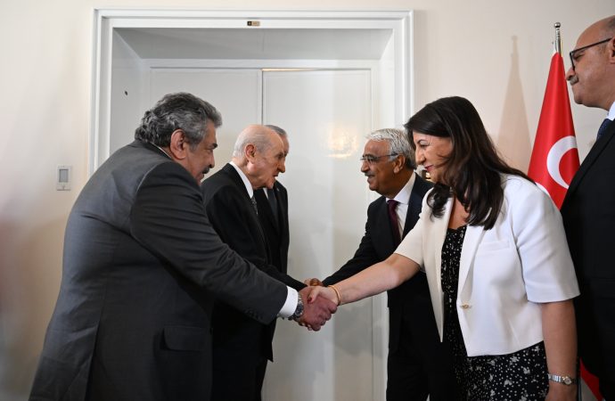 Bahçeli İmralı heyetini kapıda karşıladı, espri yaptı