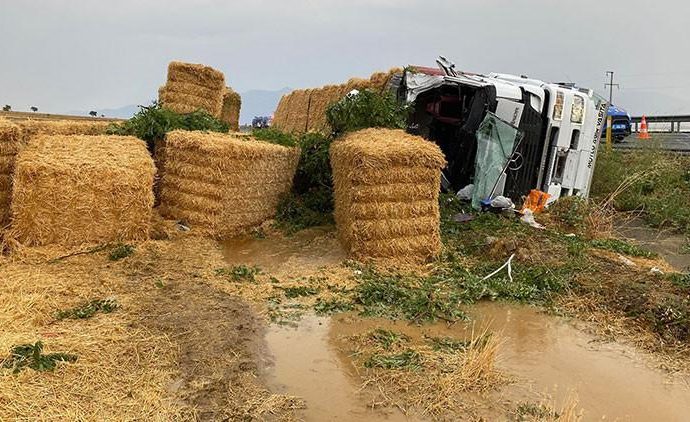 Saman yüklü TIR devrildi: Sürücü öldü, eşi ve çocukları yaralandı