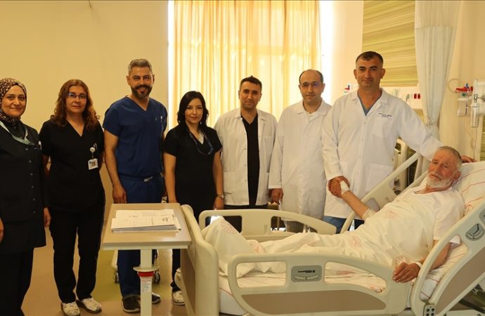 76 yaşındaki hasta bir saatlik ameliyatla hayata tutundu