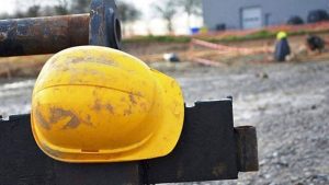Forklift işçilerin üstüne devrildi: Bir ölü, bir ağır yaralı