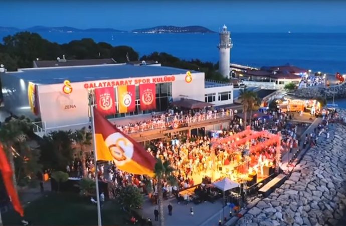 Galatasaray, 25. şampiyonluğu Kalamış’ta kutladı