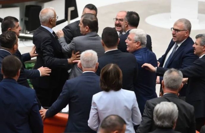 Meclis’te ‘LGS ‘kavgası: AKP’li Mustafa Varank, CHP’li Başarır’ın üzerine yürüdü