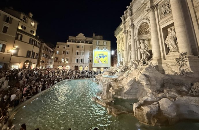 Roma’da Trevi Çeşmesi’nin ışıkları Gazze için söndü