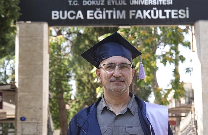 Emekli albay 52 yaşında fakülte birincisi oldu