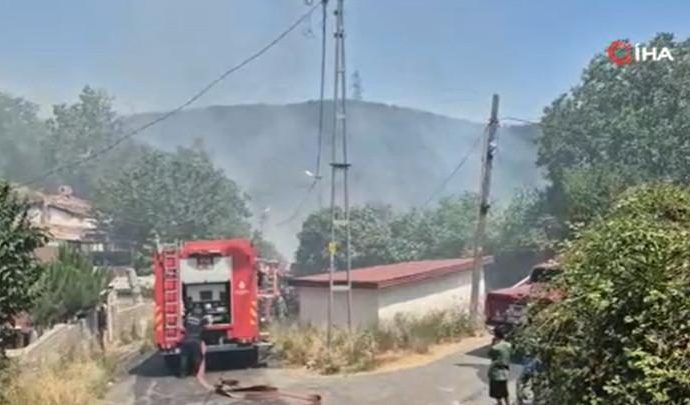 Sultangazi’de korkutan yangın: Otluk alanda başladı, gecekondulara sıçradı