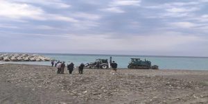 Deniz kenarında güneşlenirken üstünden iş makinesi geçti