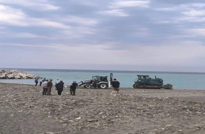 Deniz kenarında güneşlenirken üstünden iş makinesi geçti