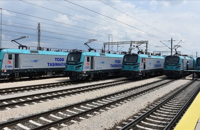 ‘Yerli ve milli’ lokomotif ilk seferini tamamladı