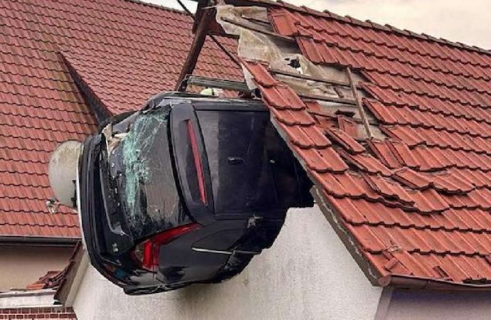 Otomobil önce trambolindeki çocuğa çarptı, sonra ahırın çatısına girdi