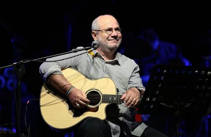 Bülent Ortaçgil ‘Kadın sesi değmiş şarkıları’yla ENKA Açıkhava’da