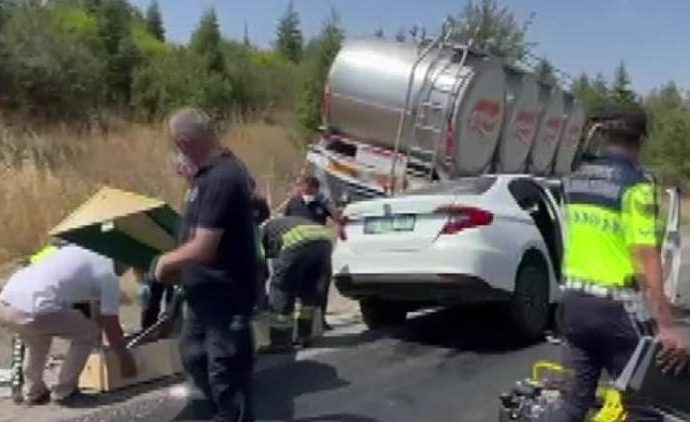 Otomobil süt tankeriyle çarpıştı: Dört ölü