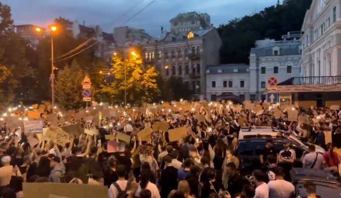 Ukrayna’da binler sokakta: Zelenski’nin yolsuzluk yasasına tepki var
