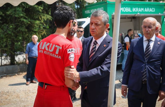 Özel hayatını kaybeden gönüllüler için AKUT’u ziyaret etti