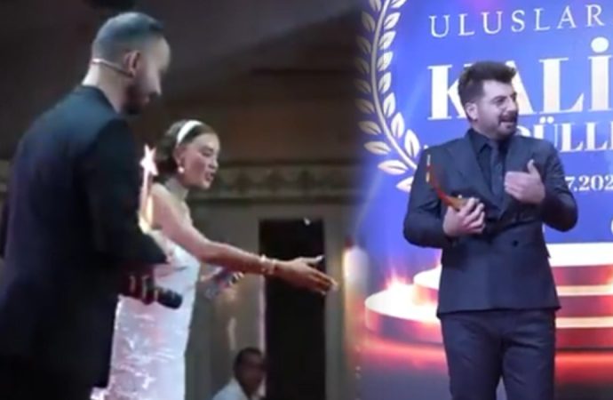 Manken Özge Ulusoy’a sunuculuk yaptığı sahnede ağır suçlama