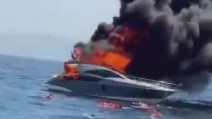 Bir motoryat da Kınalıada açıklarında yandı