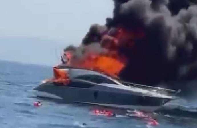 Bir motoryat da Kınalıada açıklarında yandı