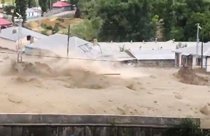 Sel ve heyelan sekiz köyü vurdu, yollar kapandı
