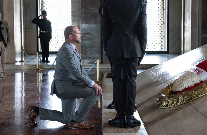 Belçikalı bakan Anıtkabir’de neden diz çöktüğünü böyle açıkladı: ‘O adama saygımı ifade ettim’