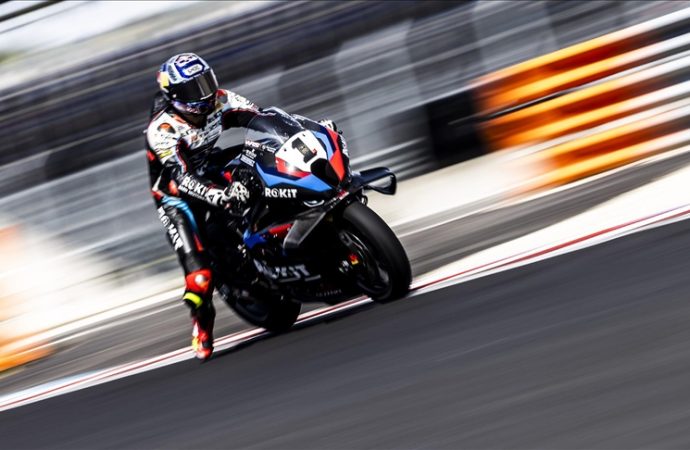 Toprak Razgatlıoğlu Superbike Macaristan ayağının ilk yarışını kazandı