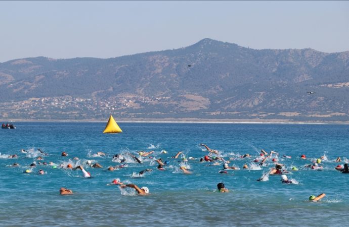 Salda Gölü’nde triatlon yarışması