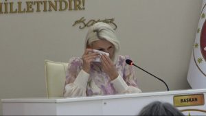 AK Parti ve MHP’nin desteği CHP’li belediye başkanını ağlattı