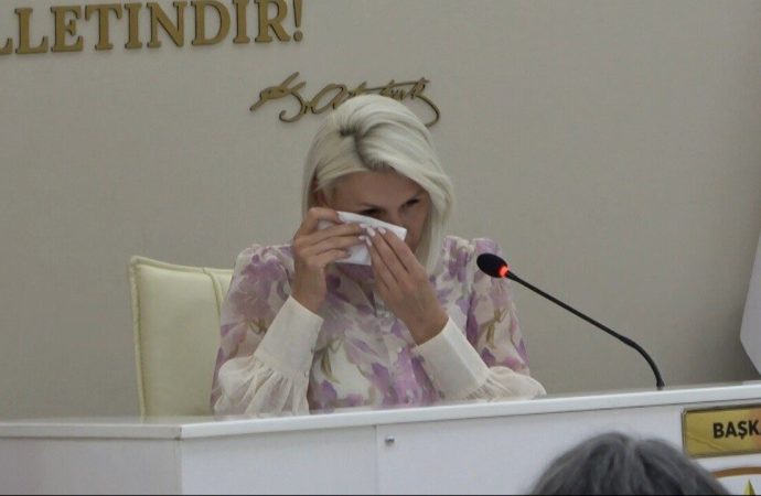 AK Parti ve MHP’nin desteği CHP’li belediye başkanını ağlattı