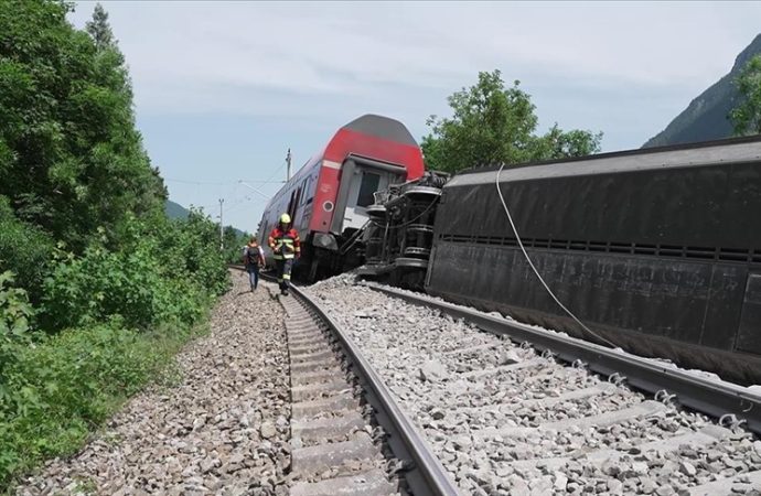 Almanya’da yolcu treni raydan çıktı: Üç kişi öldü