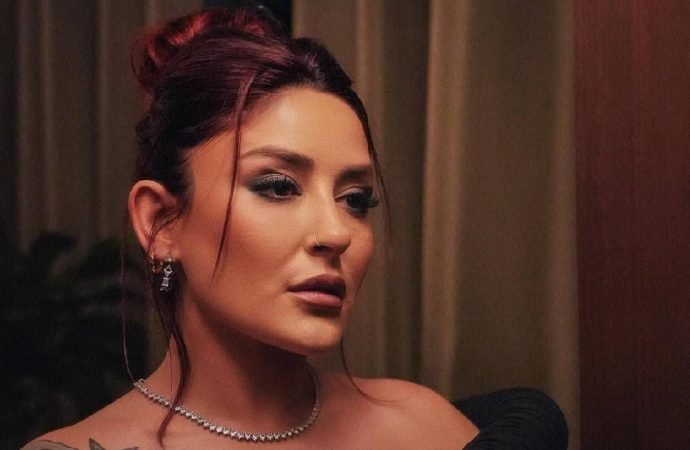 Melek Mosso kafa üstü düştü: Lütfen dua edin