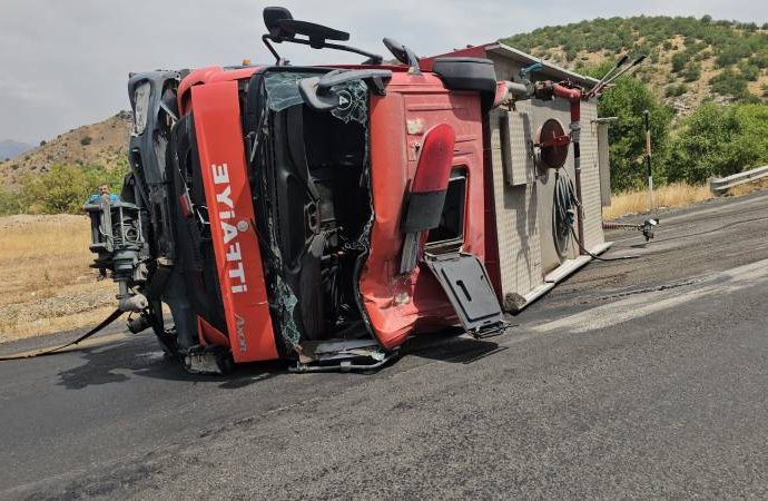 Yangına giden itfaiye aracı devrildi: Bir itfaiye eri hayatını kaybetti, iki yaralı
