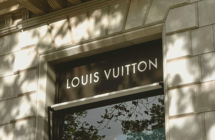 Louis Vuitton dev markayı 1 milyar dolara elden çıkarıyor