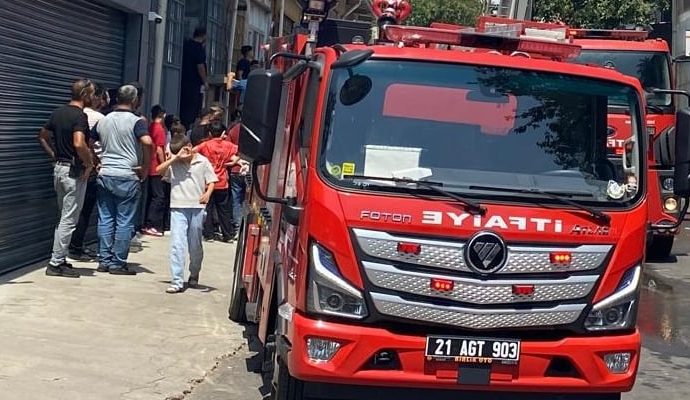 Diyarbakır’da itfaiye aracı devrildi: Bir görevli hayatını kaybetti