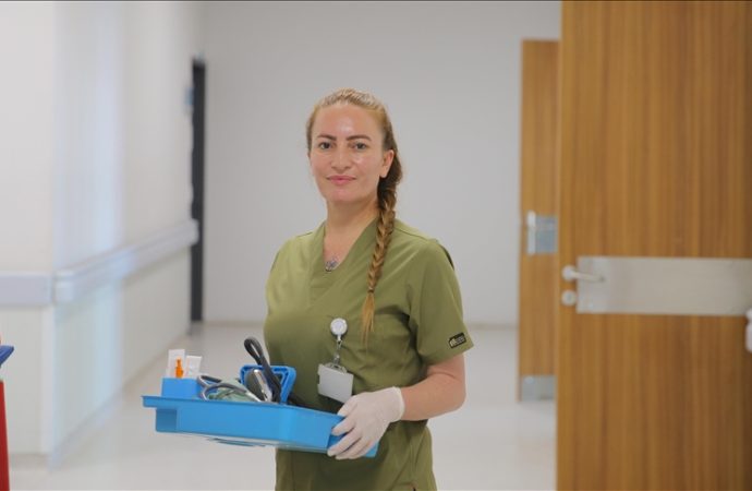 Kalp kapakçığını değiştiren doktorlarla omuz omuza hayat kurtarıyor