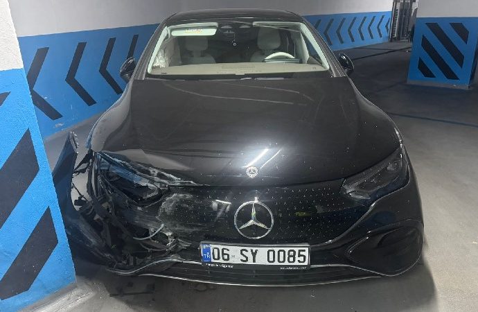 Vale duvara çarptı, lüks otomobil kullanılamaz hale geldi