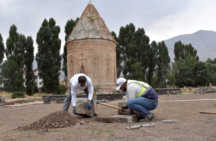 Van’da altı yeni Selçuklu mezarı gün yüzüne çıkarıldı