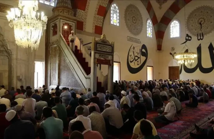 Geçen cuma namaza giden iki muhafazakar yazar neler gördü, neler yazdı?