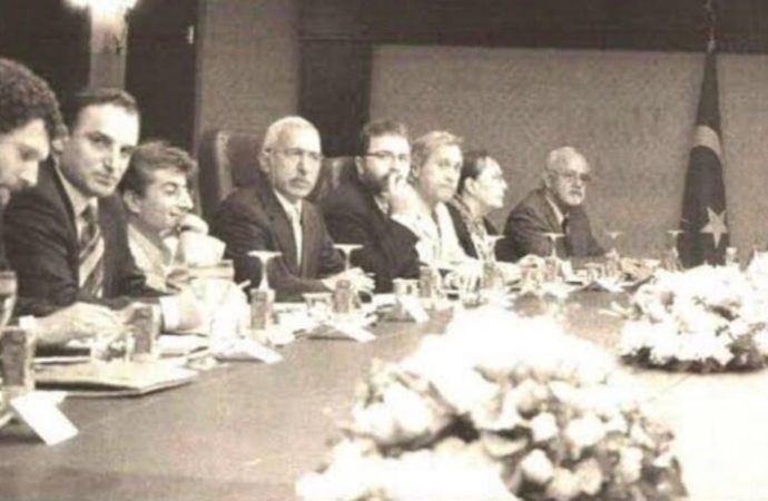Erdoğan ‘PKK’ya silah bıraktırma’ masasına hangi dört yazarı ekledi?
