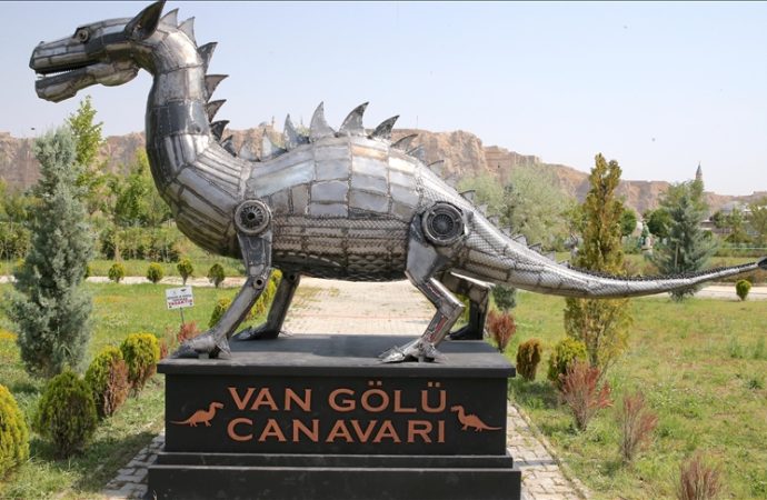 Van Gölü Canavarı kazandırdı: Heykeli 350 bin liraya satıldı