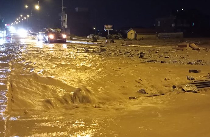 Konya’da sel: Köprü çöktü, kara yolu zarar gördü