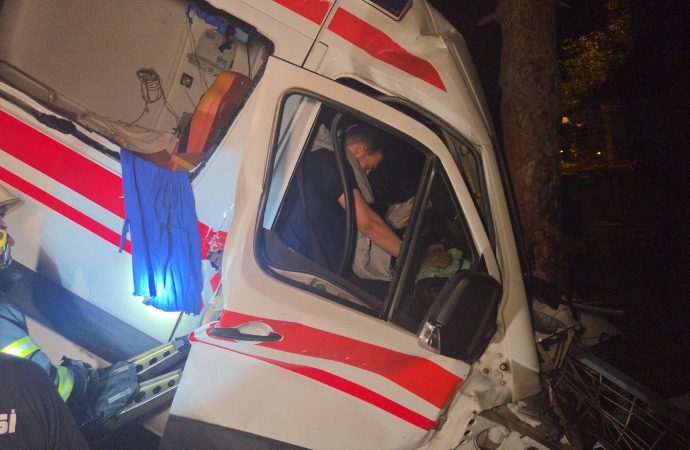 Bursa’da kamyonetle hasta nakil ambulansı çarpıştı: Bir ölü, dört yaralı