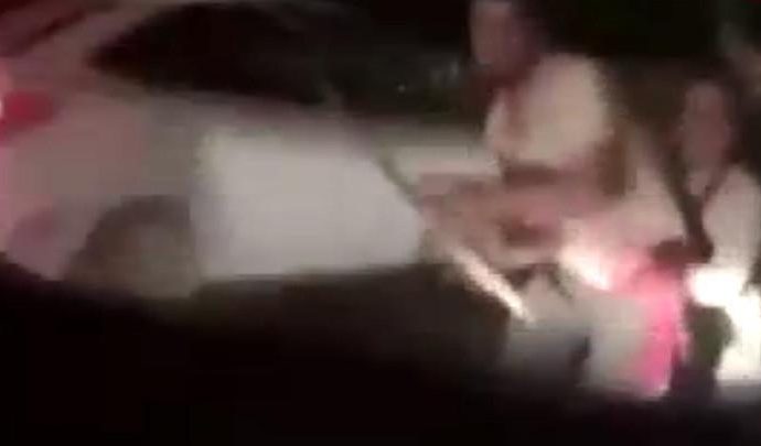 Baba-oğul trafikte araca baltayla saldırdı