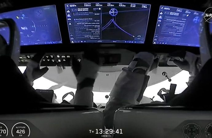 Crew-11 ekibi 15 saat sonra uzay istasyonuna ulaştı